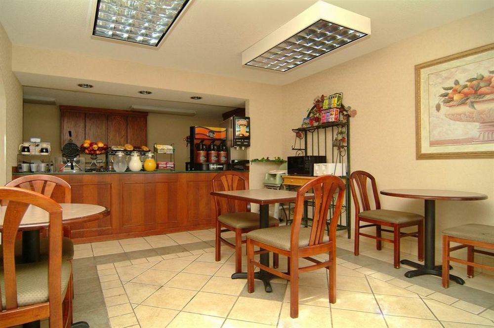 Quality Inn & Suites Pine Bluff Restoran fotoğraf